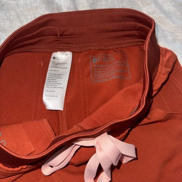 FIGS Yola 2.0 Scrub Pants in auburn - Picture 3 of 4